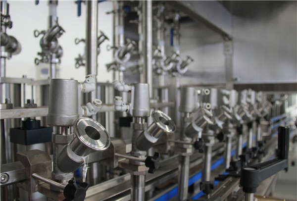 Visoko zmogljiv stroj za polnjenje olj iz stekleničk